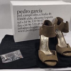 Pedro Garcia Women's Tan Suede Heels size 6 pre owned Exellent condition